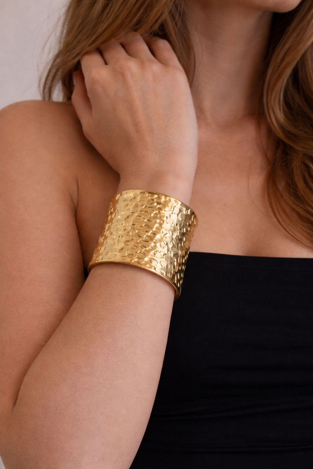 Bracciale rigido dal design elegante e deciso, realizzato in metallo color oro