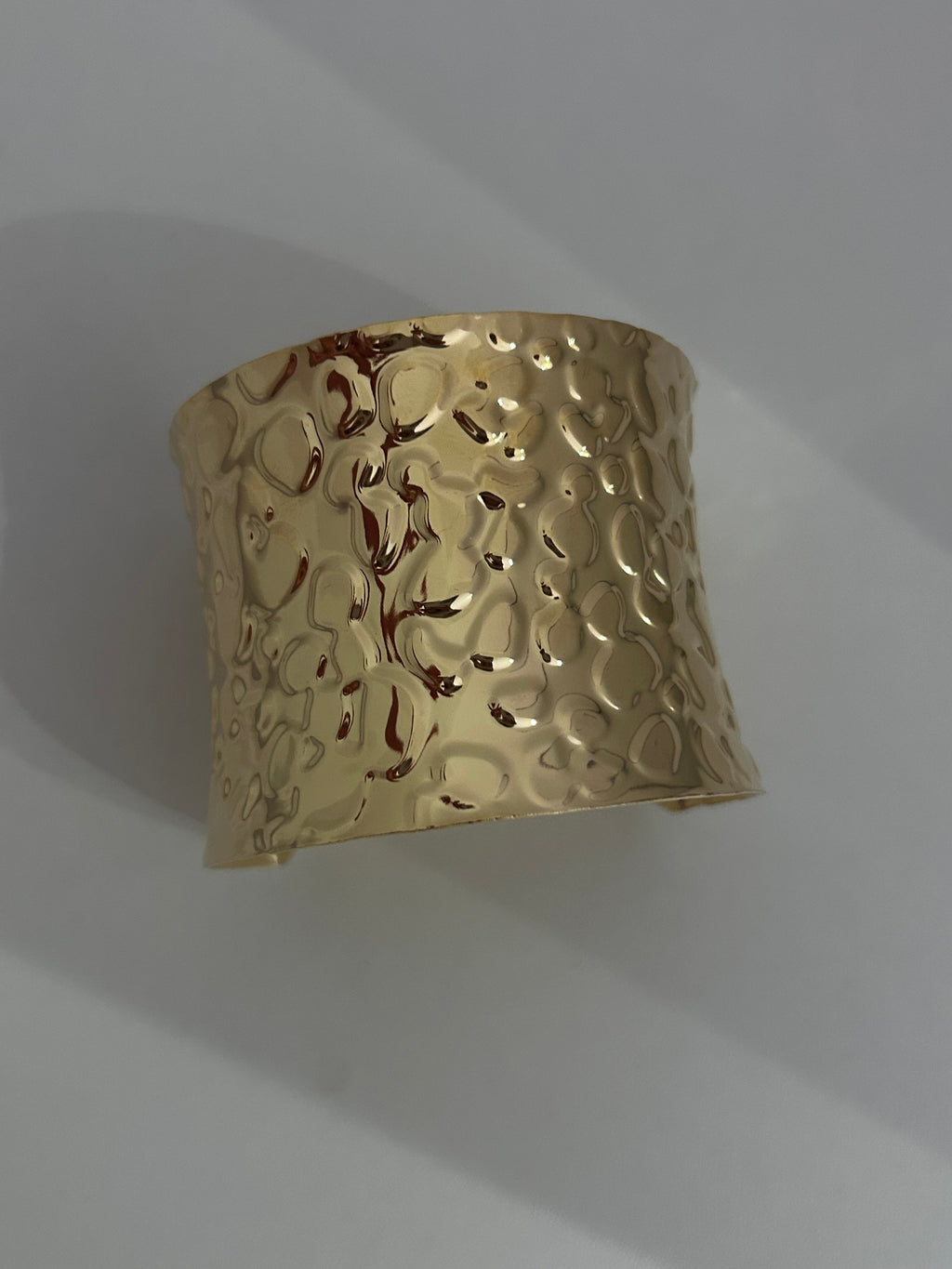 Bracciale rigido dal design elegante e deciso, realizzato in metallo color oro