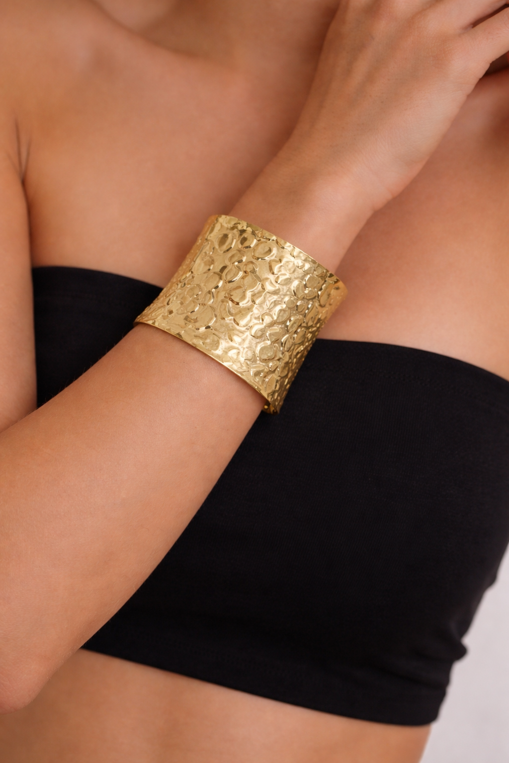 Bracciale rigido dal design elegante e deciso, realizzato in metallo color oro