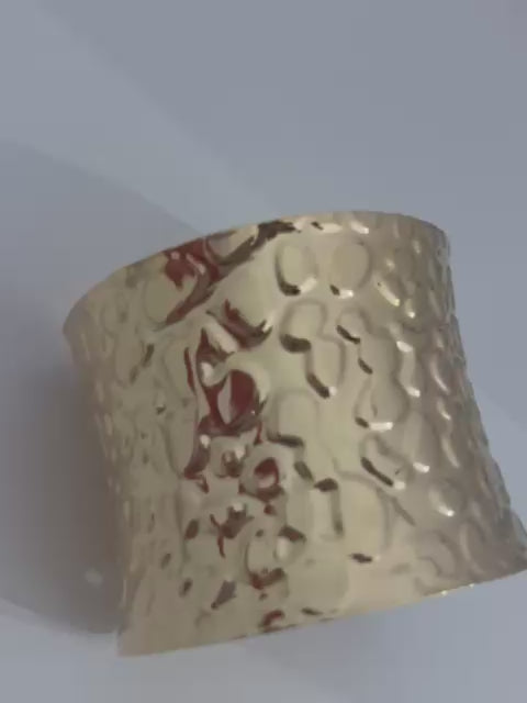 Bracciale rigido dal design elegante e deciso, realizzato in metallo color oro